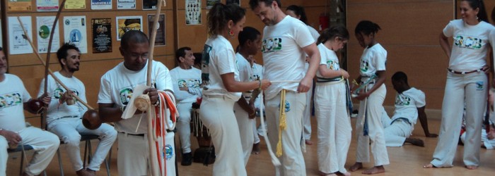 Elève qui reçoit sa nouvelle corde dans la cérémonie du baptême et de changement des cordes de Capoeira