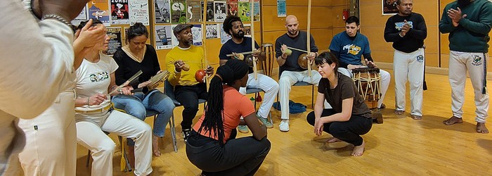 Elèves de Capoeira qui s'apprêtent à jouer dans la roda de Capoeira