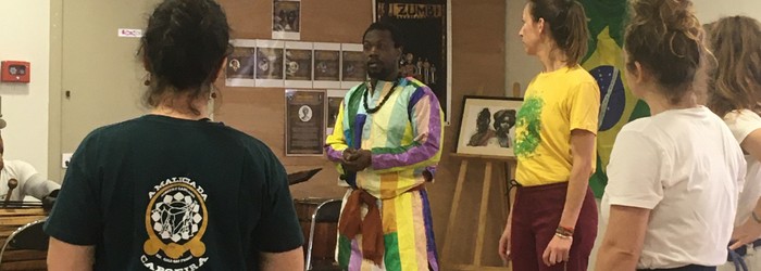 Professor Madeira donne un cours de Sabar danse traditionnelle Sénégalaise lors de l'évènement Zumbi en novembre 2025